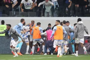 Απόλλων - ΑΕΚ: Τεράστια νίκη με 10 παίκτες, ο Ουάρντα στο 97' "κλείδωσε" την εξάδα! (φώτος)