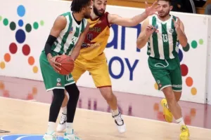 Με 30άρα... ο Κεραυνός την Ομόνοια (Φώτος)