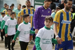 Ομόνοια - ΑΠΟΕΛ: Το γύρισε με δέκα παίκτες και πήρε προβάδισμα! (φώτος)