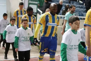 Ομόνοια - ΑΠΟΕΛ: Το γύρισε με δέκα παίκτες και πήρε προβάδισμα! (φώτος)