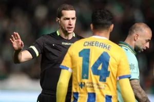 Ομόνοια - ΑΠΟΕΛ: Το γύρισε με δέκα παίκτες και πήρε προβάδισμα! (φώτος)