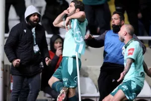 Ομόνοια - ΑΠΟΕΛ: Το γύρισε με δέκα παίκτες και πήρε προβάδισμα! (φώτος)