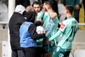 Ομόνοια - ΑΠΟΕΛ: Το γύρισε με δέκα παίκτες και πήρε προβάδισμα! (φώτος)