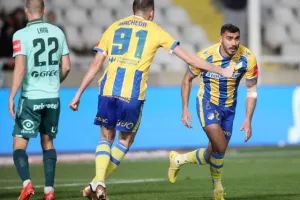 Ομόνοια - ΑΠΟΕΛ: Το γύρισε με δέκα παίκτες και πήρε προβάδισμα! (φώτος)