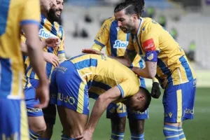 Ομόνοια - ΑΠΟΕΛ: Το γύρισε με δέκα παίκτες και πήρε προβάδισμα! (φώτος)