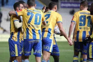 Ομόνοια - ΑΠΟΕΛ: Το γύρισε με δέκα παίκτες και πήρε προβάδισμα! (φώτος)