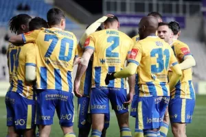 Ομόνοια - ΑΠΟΕΛ: Το γύρισε με δέκα παίκτες και πήρε προβάδισμα! (φώτος)