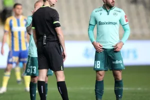 Ομόνοια - ΑΠΟΕΛ: Το γύρισε με δέκα παίκτες και πήρε προβάδισμα! (φώτος)