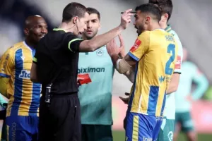 Ομόνοια - ΑΠΟΕΛ: Το γύρισε με δέκα παίκτες και πήρε προβάδισμα! (φώτος)