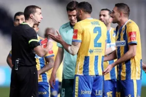 Ομόνοια - ΑΠΟΕΛ: Το γύρισε με δέκα παίκτες και πήρε προβάδισμα! (φώτος)