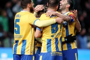 Ομόνοια - ΑΠΟΕΛ: Το γύρισε με δέκα παίκτες και πήρε προβάδισμα! (φώτος)