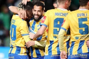 Ομόνοια - ΑΠΟΕΛ: Το γύρισε με δέκα παίκτες και πήρε προβάδισμα! (φώτος)