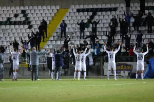 Χειροκρότημα, νεύμα και... γροθιά! (Φώτος/Βίντεο)