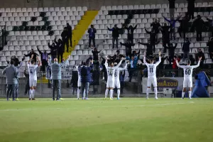 Χειροκρότημα, νεύμα και... γροθιά! (Φώτος/Βίντεο)
