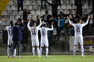 Χειροκρότημα, νεύμα και... γροθιά! (Φώτος/Βίντεο)
