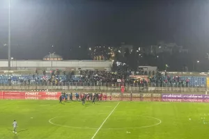 (ΒΙΝΤΕΟ) Ερυθρόλευκα πανηγύρια και...  "Ντίρλι-Ντίρλι" στην βροχή 
