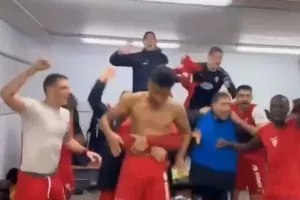 ΒΙΝΤΕΟ/Ερυθρόλευκο πάρτι στα αποδυτήρια 