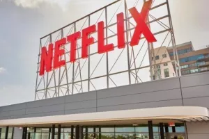 To Netflix κάνει την έκπληξη και μειώνει τη συνδρομή του σε 30 χώρες