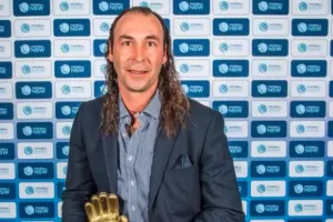 Ο 50χρονος Τοχούρογλου παίζει ακόμα μπάλα και ανανέωσε το συμβόλαιο του!