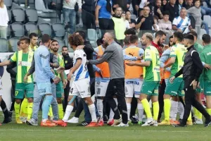 Απόλλων - ΑΕΚ: Τεράστια νίκη με 10 παίκτες, ο Ουάρντα στο 97' "κλείδωσε" την εξάδα! (φώτος)