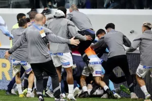 Απόλλων - ΑΕΚ: Τεράστια νίκη με 10 παίκτες, ο Ουάρντα στο 97' "κλείδωσε" την εξάδα! (φώτος)