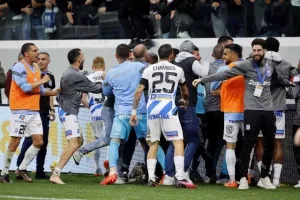 Απόλλων - ΑΕΚ: Τεράστια νίκη με 10 παίκτες, ο Ουάρντα στο 97' "κλείδωσε" την εξάδα! (φώτος)