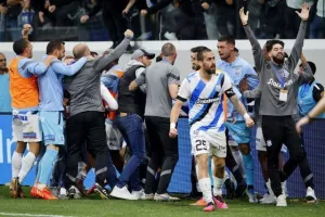 Απόλλων - ΑΕΚ: Τεράστια νίκη με 10 παίκτες, ο Ουάρντα στο 97' "κλείδωσε" την εξάδα! (φώτος)
