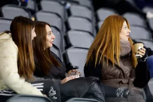 (Φωτορεπορτάζ) Ο κόσμος στο Απόλλων - Καρμιώτισσα