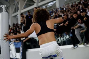 Απόλλων - ΑΕΚ: Τεράστια νίκη με 10 παίκτες, ο Ουάρντα στο 97' "κλείδωσε" την εξάδα! (φώτος)