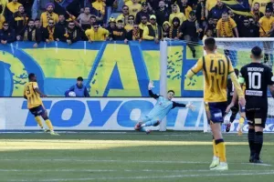 ΑΕΛ - ΑΕΚ: Της έσπασε το σερί και έμεινε... ζωντανή για εξάδα! (Φώτος)