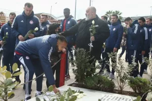 Ολυμπιακός και Μαρινάκης άφησαν λουλούδια στο μνημείο των θυμάτων της Θύρας 7