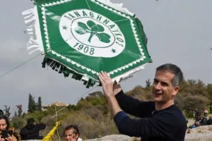 Ο Δήμαρχος Αθηναίων πέταξε χαρταετό του Παναθηναϊκού