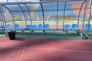 Σπασμένα καθίσματα στους πάγκους/Δυσαρεστημένοι στον Ολυμπιακό (Φώτος)
