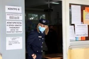Εργαζόμενος σε εκλογικό κέντρο κινδύνεψε να πνιγεί από φαγητό, σώθηκε από αστυνομικό