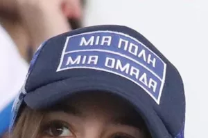 Με καπελάκι Απόλλων