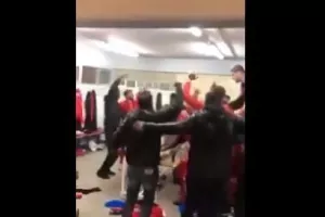 Αγκαλιασμένοι και "ντίρλι ντίρλι" οι Σαλαμιναίοι στ' αποδυτήρια (βίντεο)