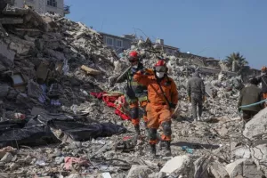 Σεισμός στην Τουρκία: Διασώστες έβγαλαν ζωντανούς από τα συντρίμμια τρεις ανθρώπους