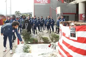 Ολυμπιακός και Μαρινάκης άφησαν λουλούδια στο μνημείο των θυμάτων της Θύρας 7
