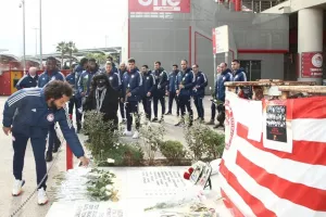 Ολυμπιακός και Μαρινάκης άφησαν λουλούδια στο μνημείο των θυμάτων της Θύρας 7