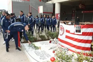 Ολυμπιακός και Μαρινάκης άφησαν λουλούδια στο μνημείο των θυμάτων της Θύρας 7