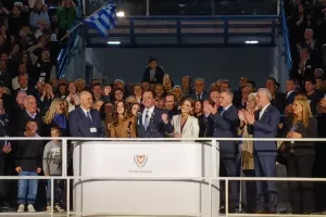 Λιποθύμησε η θυγατέρα του Ν.Χριστοδουλίδη, διεκόπη προσωρινά η ομιλία του προέδρου