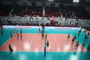 Ολυμπιακός - Παναθηναϊκός: Το πανό για τα θύματα της Θύρας 7