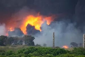 Σε πύρινο κλοιό η ανατολική Κούβα – Βαρύ πλήγμα για την οικονομία