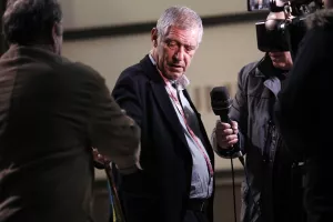 Κρέμασαν μεζούρες στον Σάντος την ώρα που έκανε δηλώσεις 