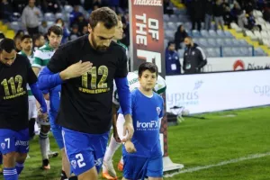 Είσοδος με επετειακή φανέλα για την Ανόρθωση (φώτος)