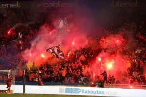 ΦΩΤΟΣ: Έκαναν χαμό οι ΑΠΟΕΛίστες κατά την είσοδο