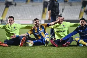 (Φώτος & Βίντεο) Ξέσπασμα κόσμου και παικτών - Πάρτι στο πέταλο από τους "Πορτοκαλί"