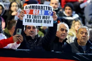 Ψηλά τα πλακάτ: "Αμμόχωστος, θέλω το σπίτι μου την πόλη μου"