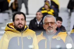 (Φωτορεπορτάζ) Ο κόσμος στο ΑΕΛ - Νέα Σαλαμίνα