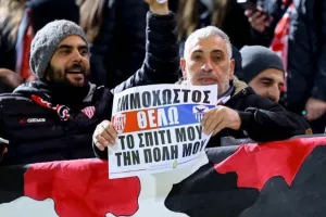 Ψηλά τα πλακάτ: "Αμμόχωστος, θέλω το σπίτι μου την πόλη μου"